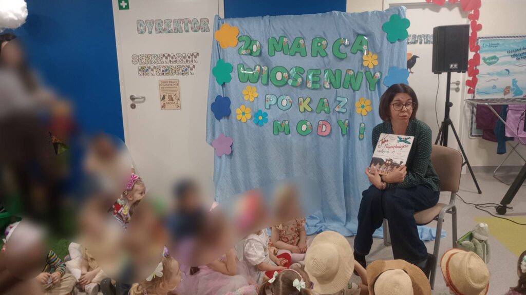 Dzieci słuchają twórczości J.Tuwima czytanej przez Panią Martę Kujawską-Greszczuk