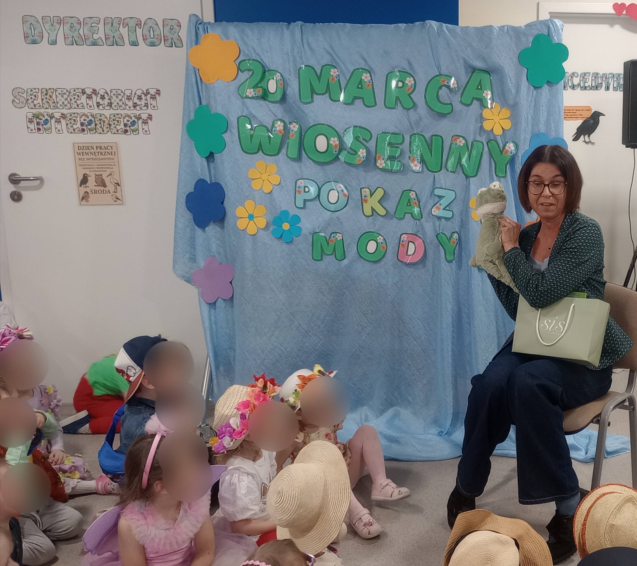 Pani Marta Kujawska-Greszczuk prezentuje dzieciom twórczość patrona przedszkola