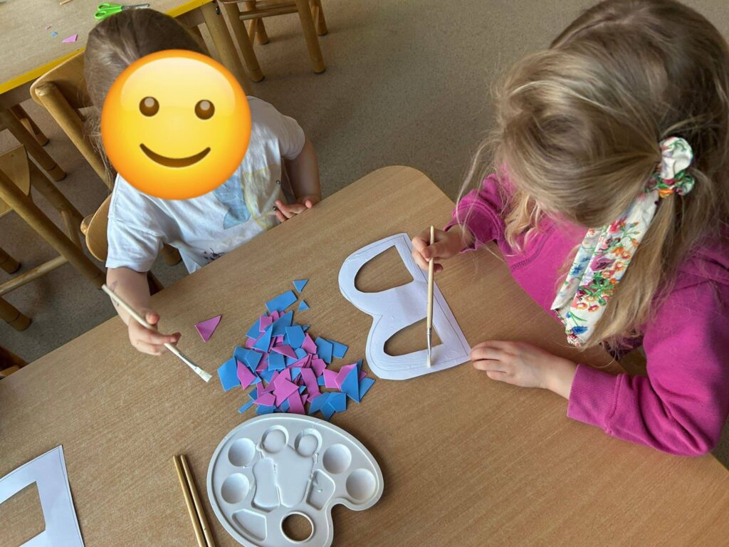 Dziewczynki przygotowują sensoryczną literę B