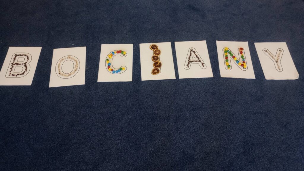 Sensoryczny napis "Bociany" przygotowany przez dzieci z tej grupy.