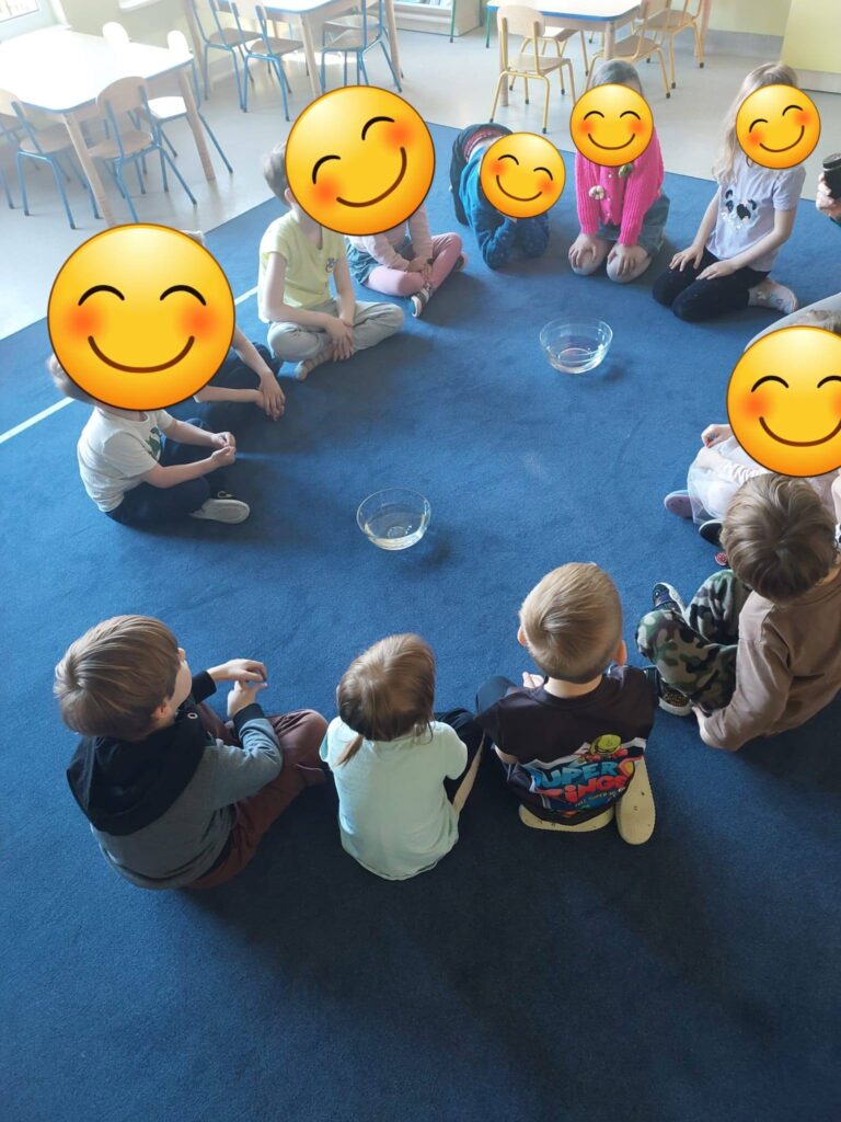 Dzieci uczestniczą w eksperymencie