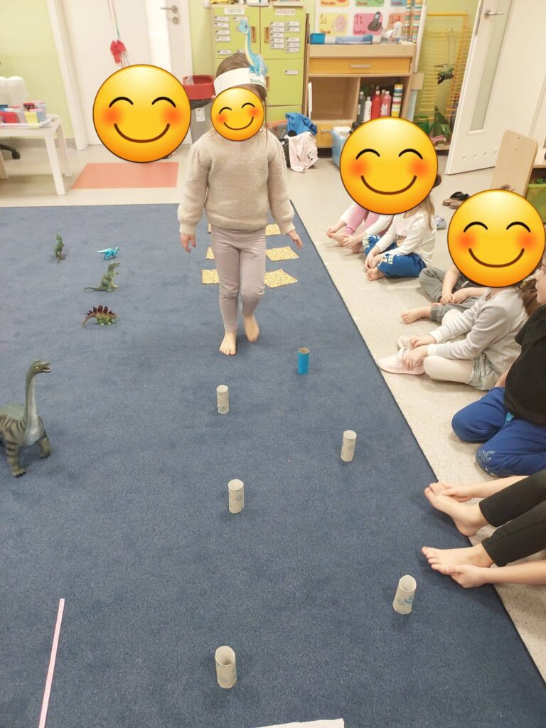 Dzieci z grupy Sójek aktywnie wykonują "dinozaurowe" zadania.