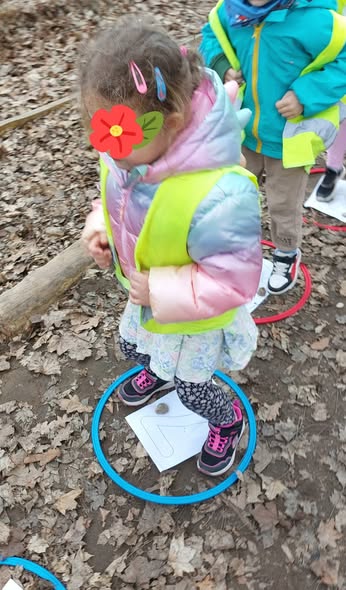 Dziewczynka wykonuje zadanie matematyczne w ruchu