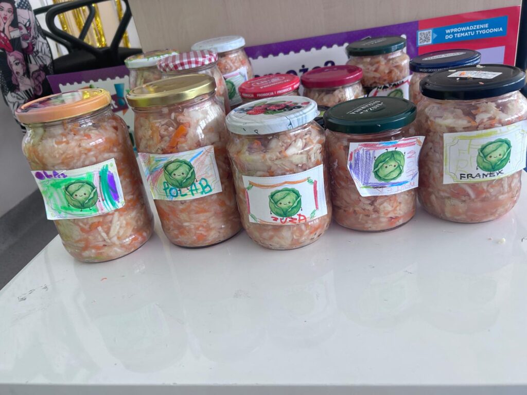 Słoiki kapusty kiszonej przez dzieci z grupy Wróbli