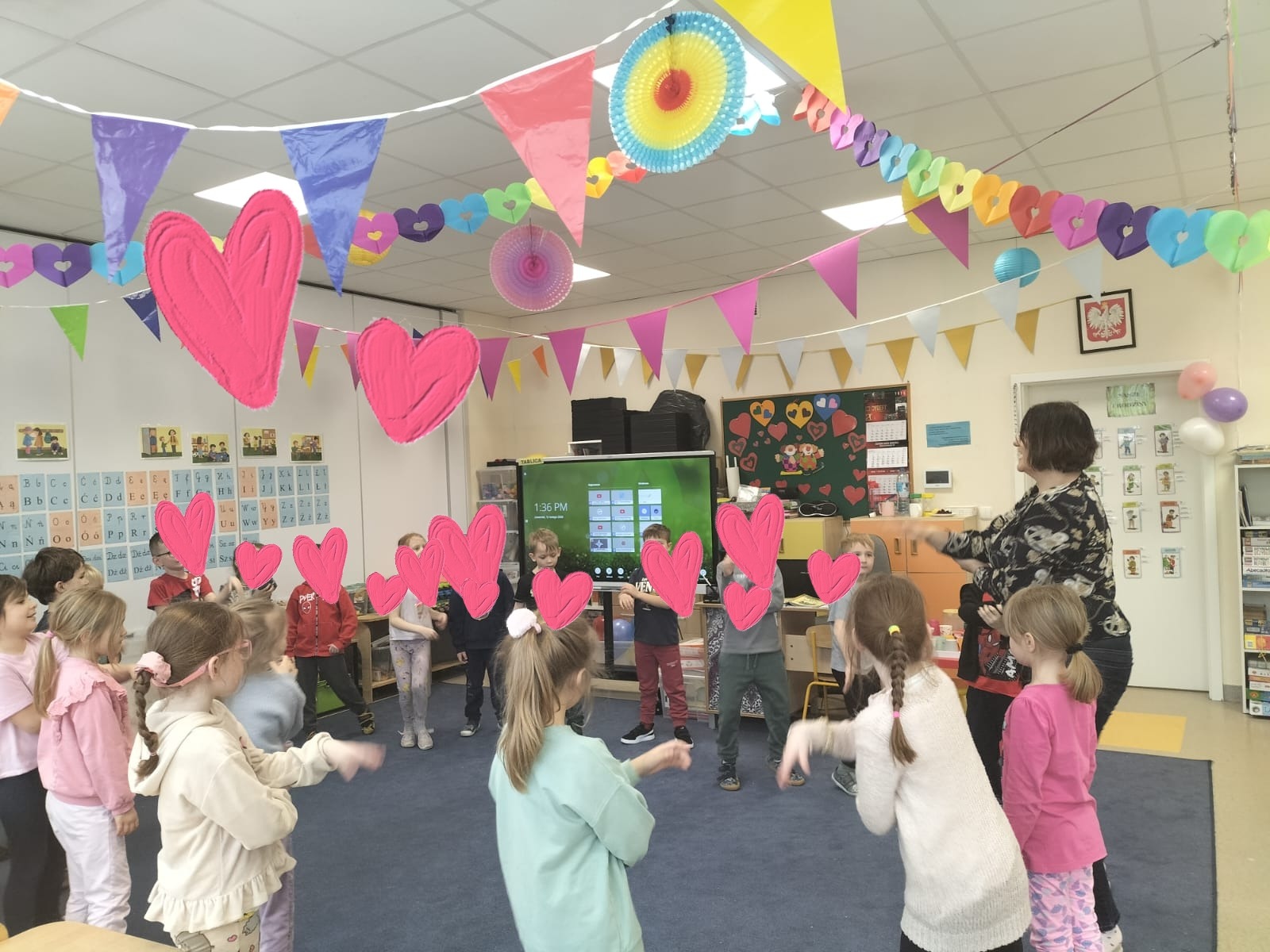 Dzieci z grupy Kosy tańczą