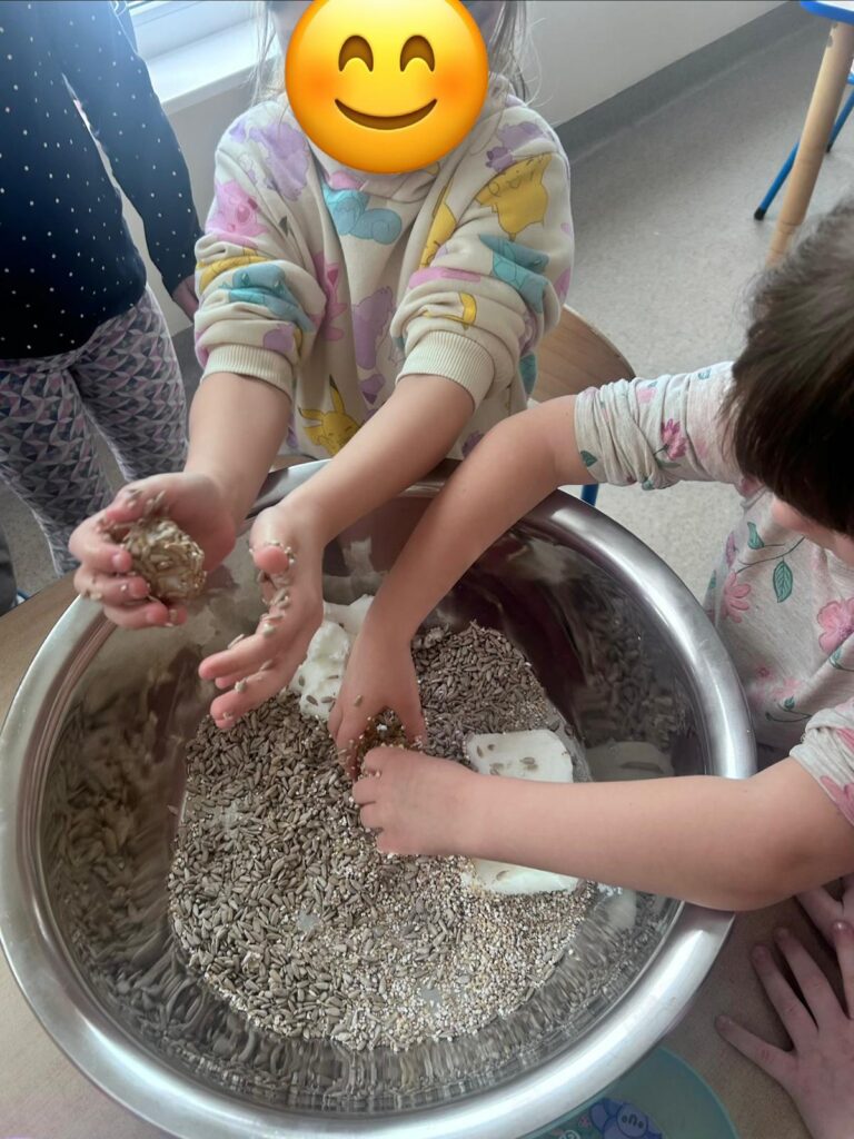 Dzieci mieszają pokarm dla ptaków