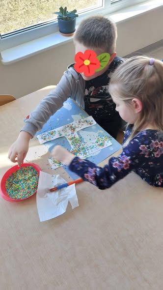 Chłopiec i dziewczynka przygotowują sensoryczną literę H