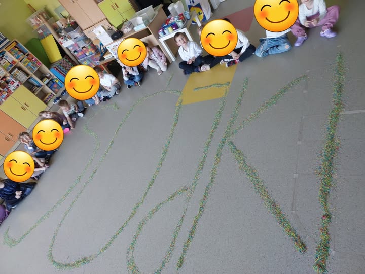 Sensoryczny napis "Sójki" w wykonaniu tej grupy