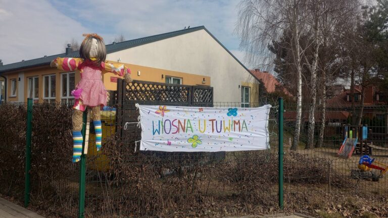 Marzanna wykonana przez grupę Kosów