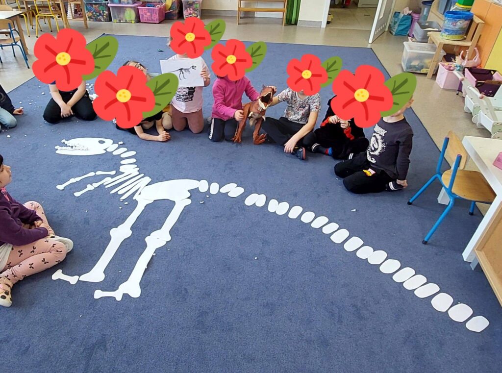 Dzieci z grupy Wróbli ułożyły szkielet dinozaura.