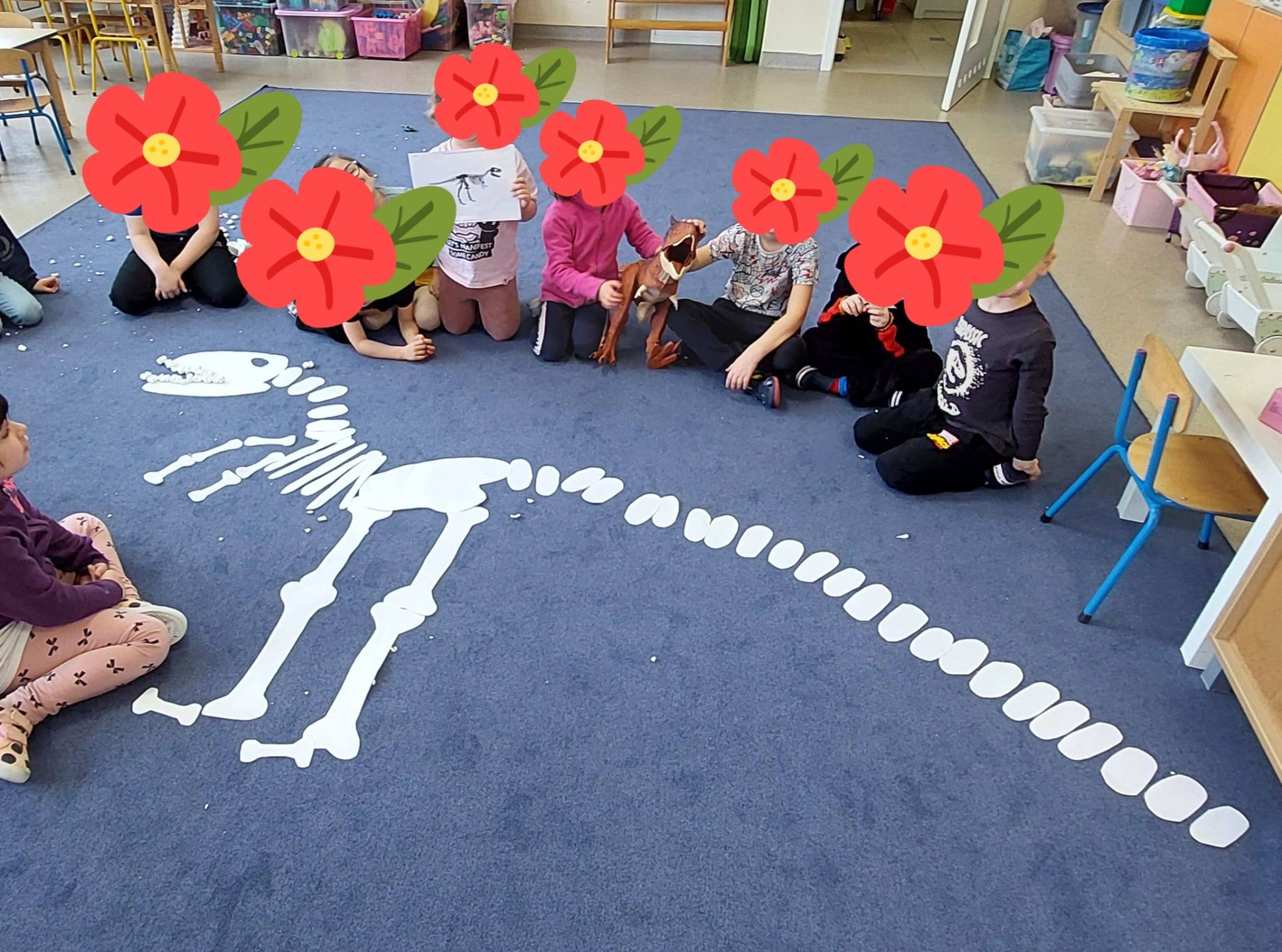 Dzieci z grupy Wróbli ułożyły szkielet dinozaura.