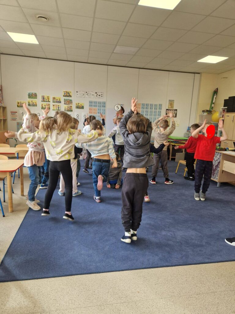 Dzieci z grupy kosów aktywnie uczestniczą w zajęciach