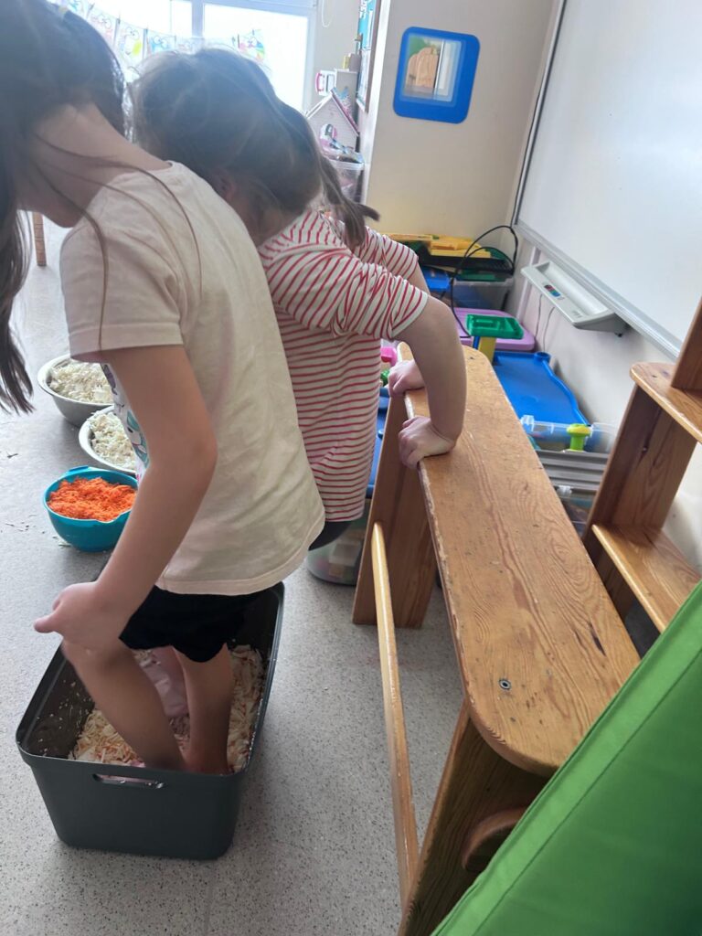 Dziewczynki depczą kapustę.