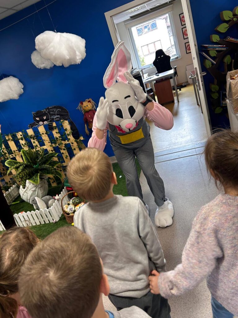 Spotkanie jednej z grup z zajączkiem